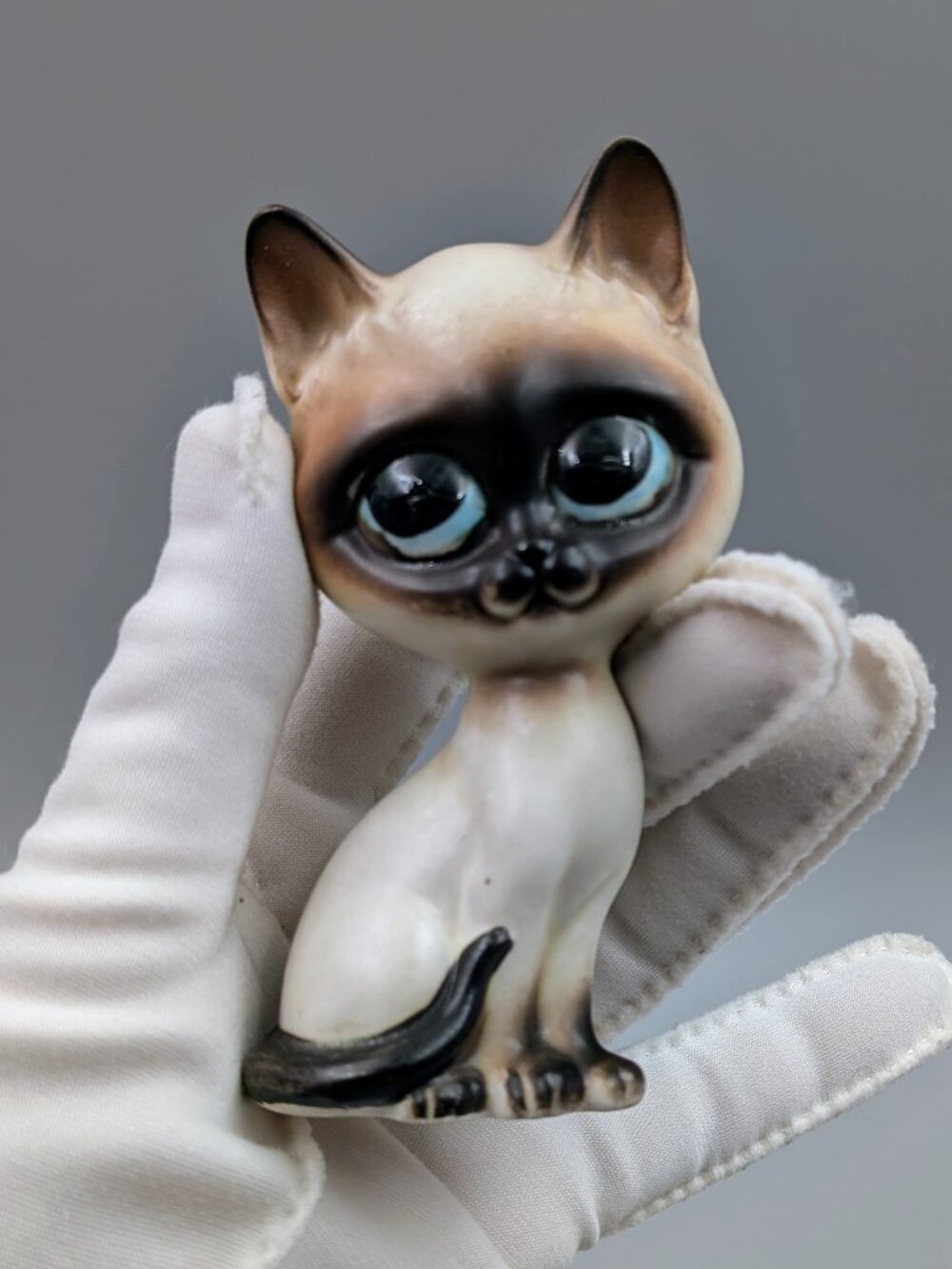 Midcentury Vintage Lefton Big Eyed Siamese Cat Figurine H6962 - Kitsch Style